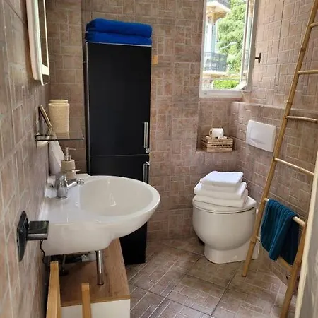 Gustave, Confort Avec Balcon Centre *